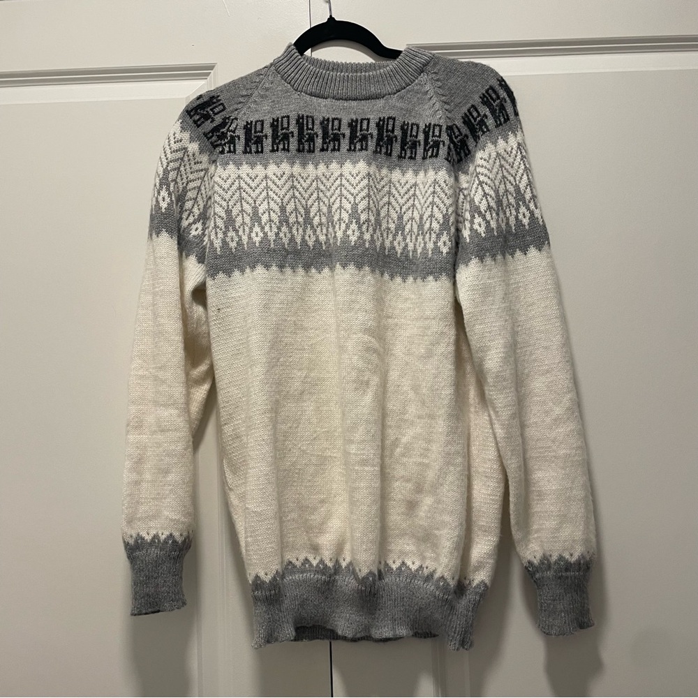 Men's Crewneck Fair Isle Sweater in White and Light Gray - Picture 5 of 7